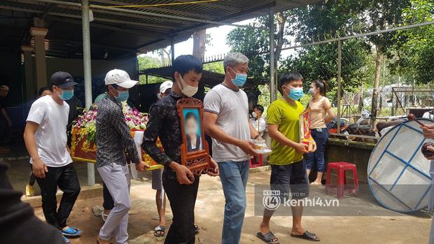 Anh Đạt - bố cháu bé thẫn thờ người nhìn di ảnh của con, bàn tay cứ nắm chặt vào nhau. Ánh mắt đỏ hoe, đượm buồn sau bao ngày mong mỏi tìm con.