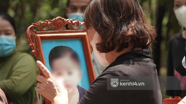 Bà T., bà nội của bé H. là người rất gần gũi với không kiềm chế được cảm xúc, liên tục ôm di ảnh của bé vào lòng