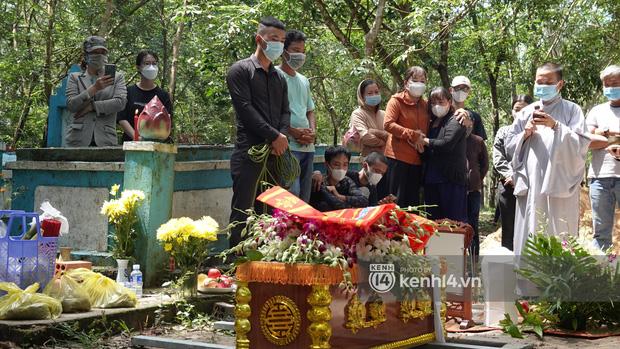 Không khí tang thương bao trùm xóm nhỏ.