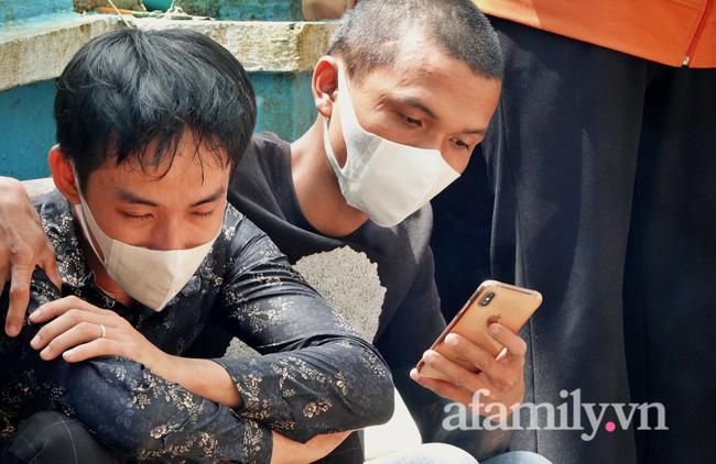 Anh Đạt gục khóc bên cạnh nơi chôn cất con trai gây xúc động mạnh.