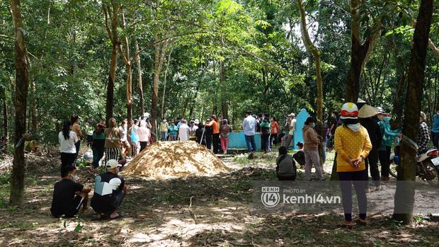 Hàng xóm và những người thân thiết đến tiễn đưa con.