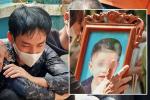 Đám tang bé trai mất tích: Người cha khóc ngất 'sáng còn đùa với con'