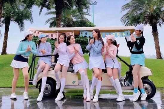 Dàn hậu diện dresscode bùng nổ visual trên sân golf