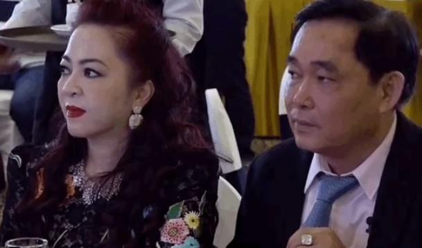 Thần thái thay đổi đột ngột của bà Hằng khi ngồi cạnh chồng-5