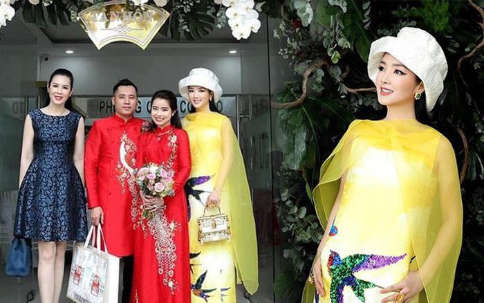 Mới đây, Giáng My trở thành tâm điểm chú ý với màn lên đồ lồng lẫy đi ăn cưới. Cô rất chuộng các món phụ kiện, đặc biệt là mũ to bản, cồng kềnh.