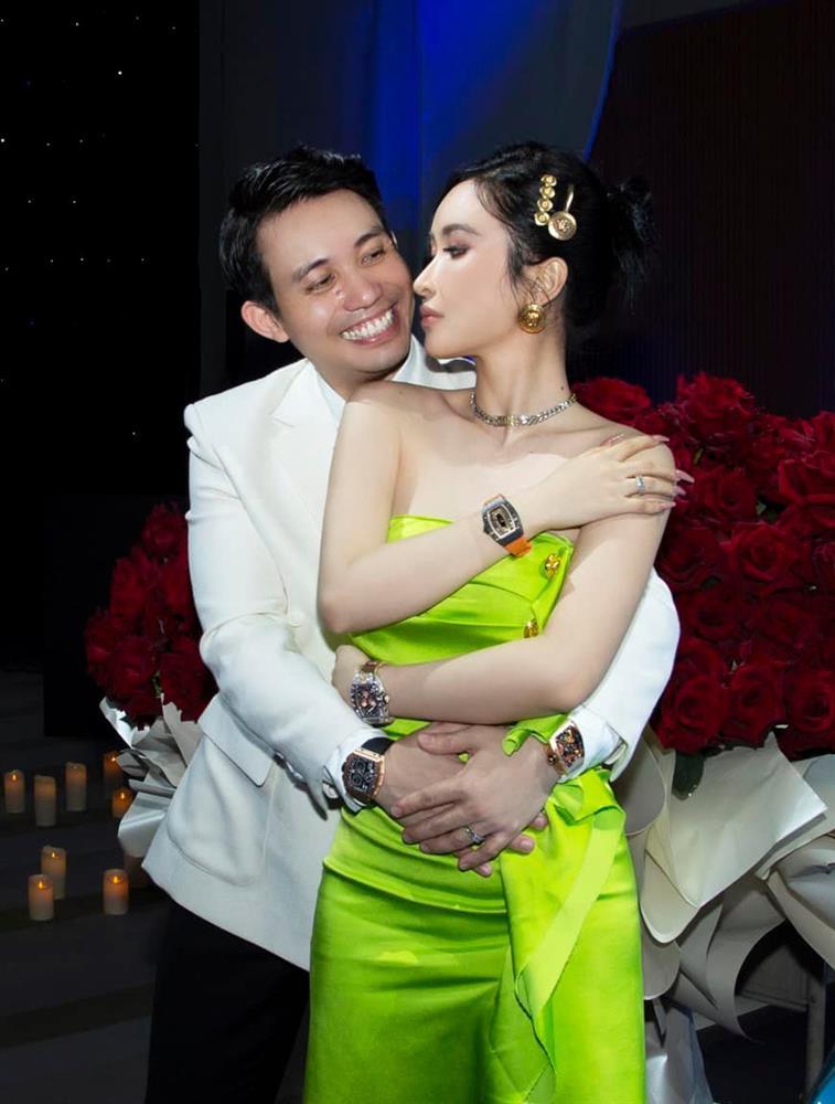 Chung váy, vợ Minh Nhựa thua đau trước Selena Gomez-4