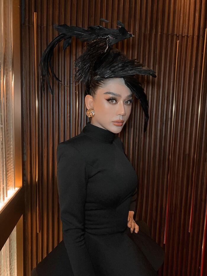 Còn nhớ chiếc mũ "tổ chim" từng gây xôn xao khi ngồi ghế giám khảo của người đẹp chuyển giới. Cô từng chật vật vì chú chú chim đen đội trên đầu bay không ngừng nghỉ phải nhờ đến sự trợ giúp của NTK.