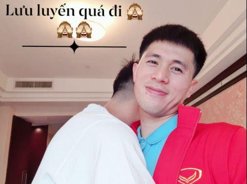 Tiến Dũng lưu luyến ôm trai trước khi lên xe về với vợ-1