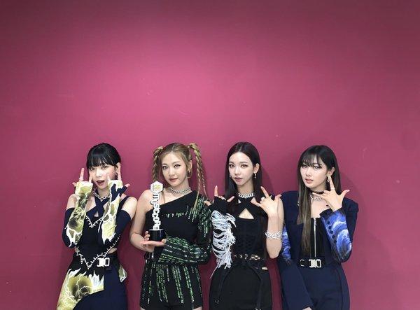 Tân binh quái vật aespa tẩu tán hơn nửa triệu bản album sau 15 ngày-1