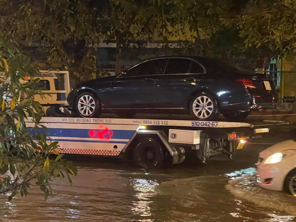 Xế hộp Trang Trần nằm gọn trên xe cứu hộ, chuyện gì đây?-2