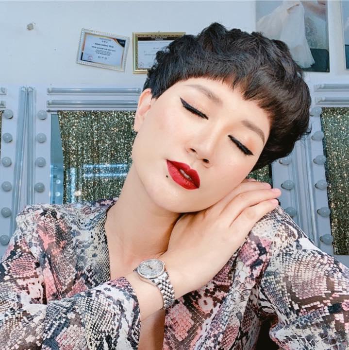 Xế hộp Trang Trần nằm gọn trên xe cứu hộ, chuyện gì đây?-5