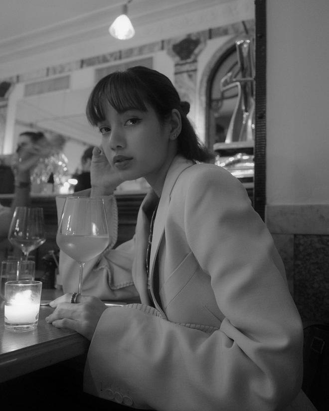 Lisa xả ảnh mặc bikini trên đất Pháp, phô diễn vòng 3 cực phẩm-1