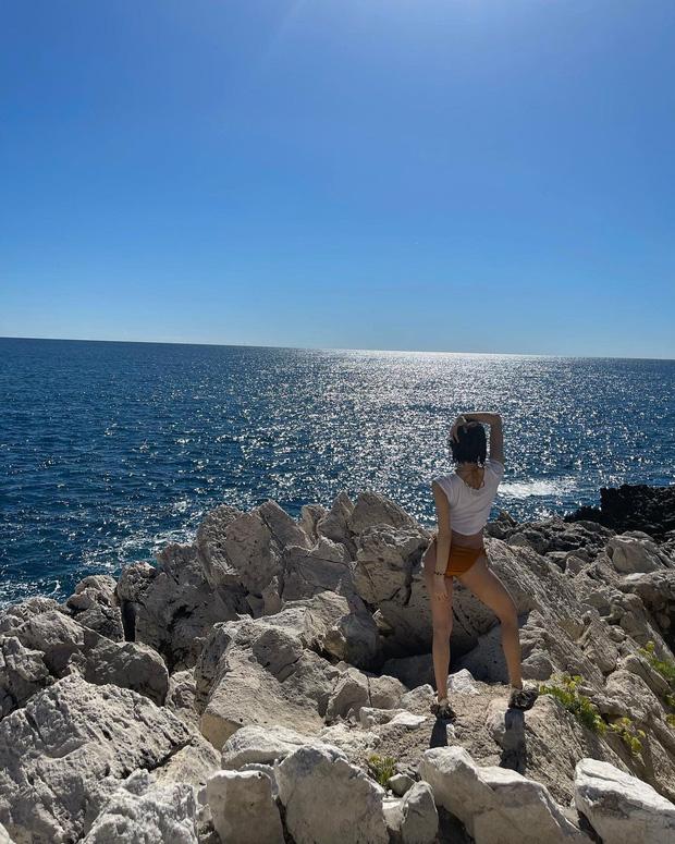 Lisa xả ảnh mặc bikini trên đất Pháp, phô diễn vòng 3 cực phẩm-5