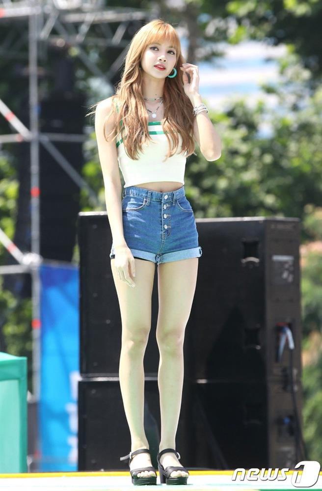 Lisa xả ảnh mặc bikini trên đất Pháp, phô diễn vòng 3 cực phẩm-8