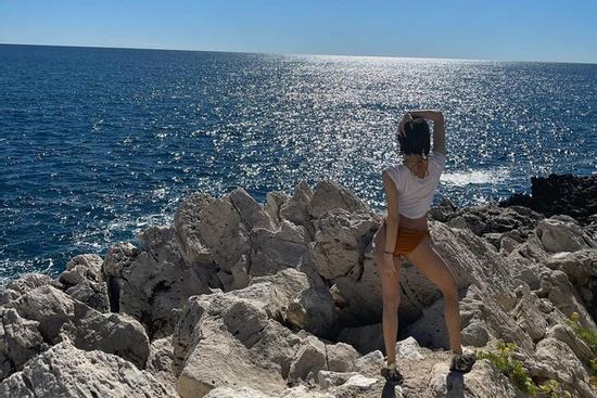 Lisa 'xả ảnh' mặc bikini trên đất Pháp, phô diễn vòng 3 cực phẩm