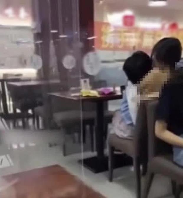 Lan truyền loạt clip cặp sinh viên mây mưa ở quán cà phê-3