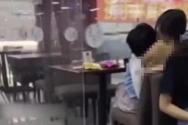 Lan truyền loạt clip cặp sinh viên mây mưa ở quán cà phê-4