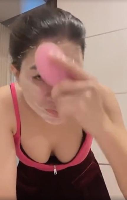 Trang Trần đứng dáng hiểm, vòng 1 dao kéo sắp nhảy ra ngoài-1