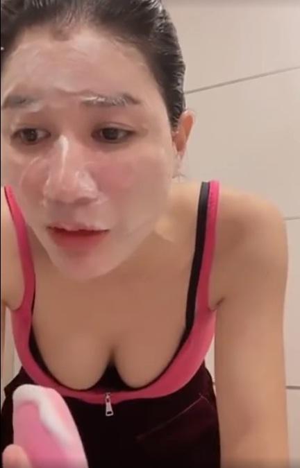 Trang Trần đứng dáng hiểm, vòng 1 dao kéo sắp nhảy ra ngoài-2