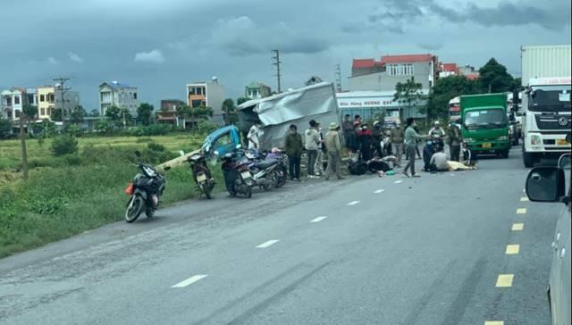 Xót xa vợ bị xe cán tử vong, chồng ôm con nhỏ gào khóc thảm thiết-1