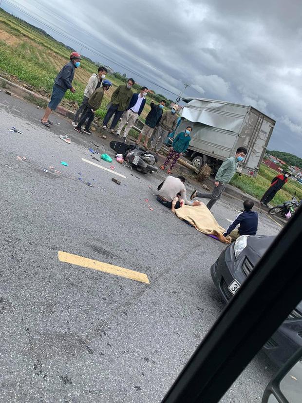 Xót xa vợ bị xe cán tử vong, chồng ôm con nhỏ gào khóc thảm thiết-2