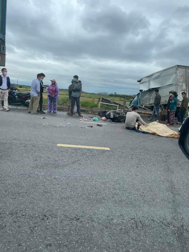 Xót xa vợ bị xe cán tử vong, chồng ôm con nhỏ gào khóc thảm thiết-3