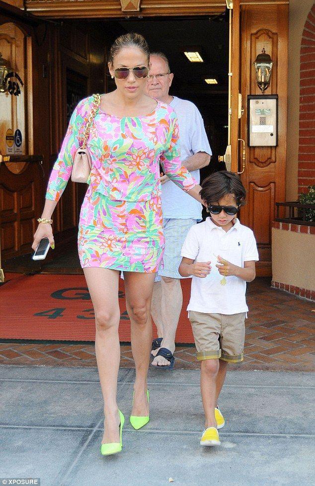 Victoria Beckham thích tạo nét bằng giày neon sang chảnh-8