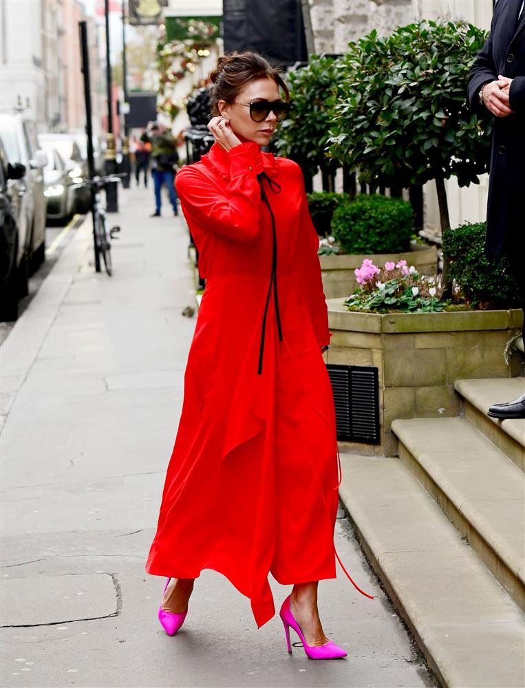 Victoria Beckham thích tạo nét bằng giày neon sang chảnh-6