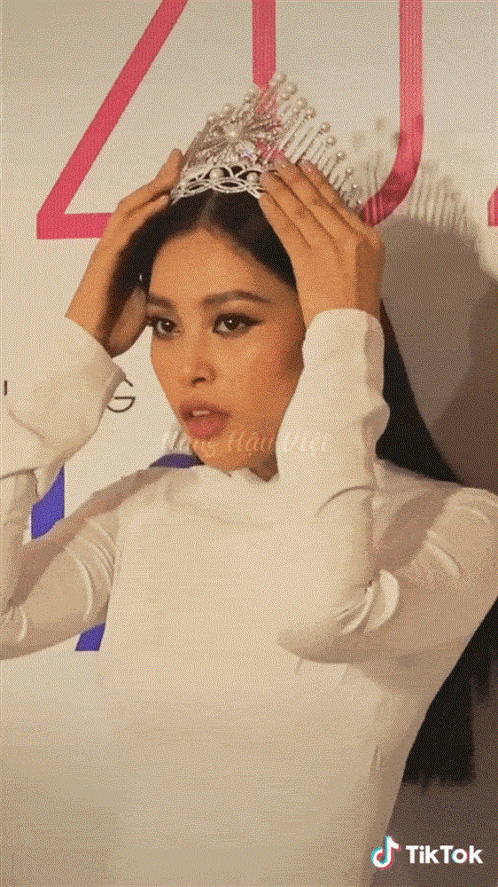 Hoa hậu Tiểu Vy tác động vật lý thợ make up-6