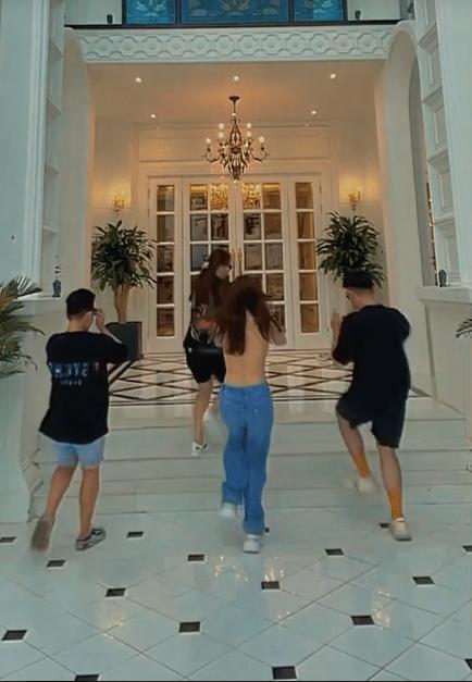 Phát hoảng Ngọc Trinh tung tăng chạy nhảy trong bộ dạng bán nude?-3