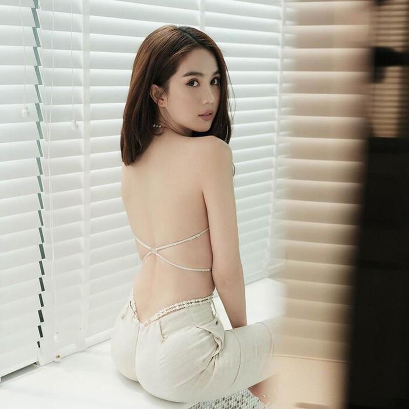 Phát hoảng Ngọc Trinh tung tăng chạy nhảy trong bộ dạng bán nude?-9