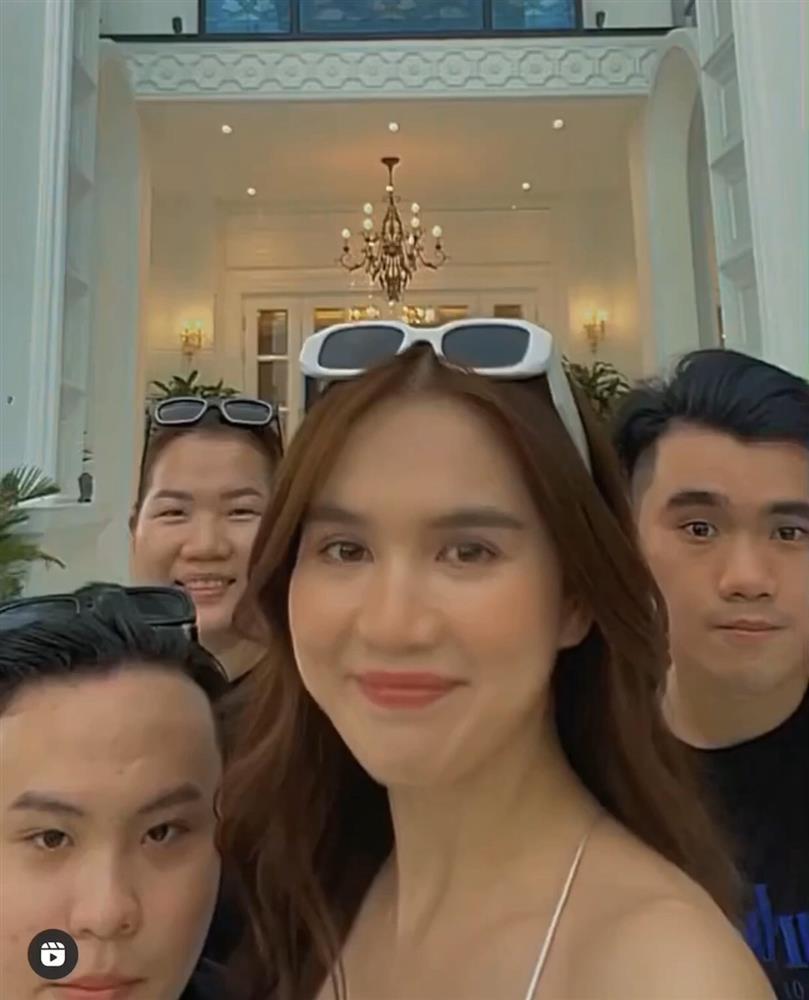 Phát hoảng Ngọc Trinh tung tăng chạy nhảy trong bộ dạng bán nude?-1