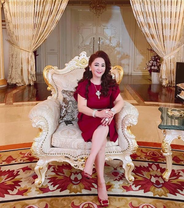 Bà Hằng được trang điểm như thế nào trước khi livestream?-1