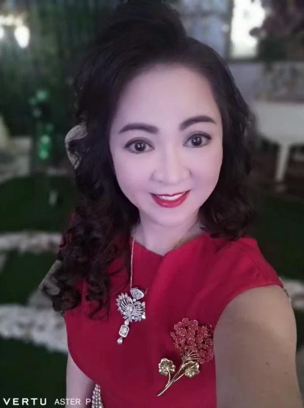 Bà Hằng bị tố đeo dây chuyền 130 tỷ pha ke, xài chùa ảnh?-4