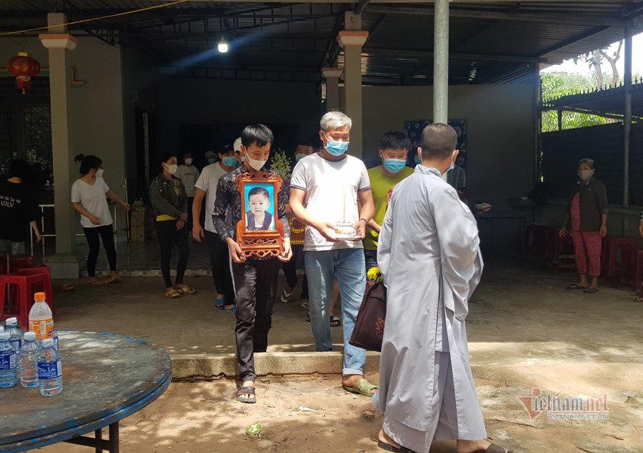 Xót xa chia sẻ của bố mẹ bé 2 tuổi ở Bình Dương sau tang lễ con-1