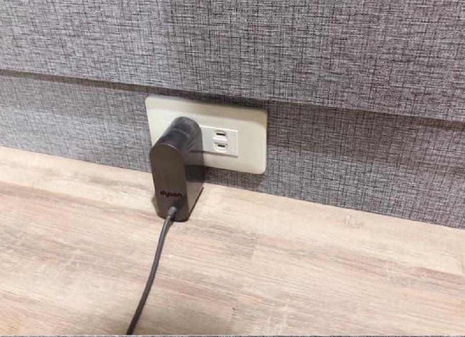 Kiểm tra ổ điện trong nhà, vợ phát hiện quỹ đen của chồng-1