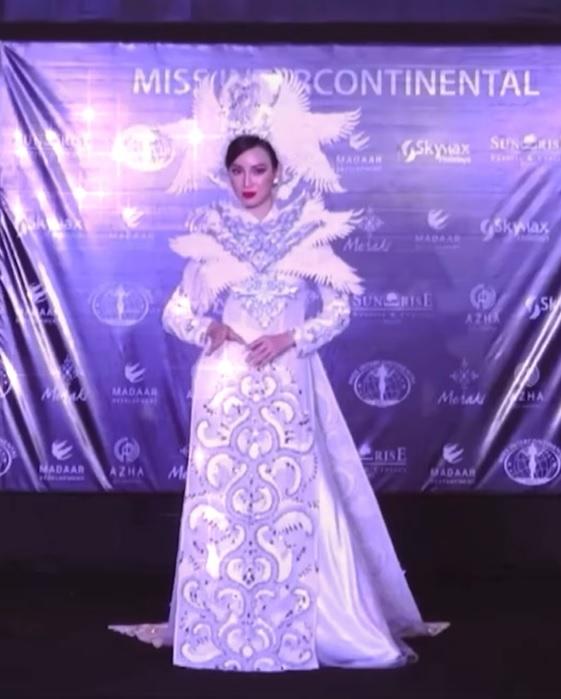 Ái Nhi thi quốc phục, dân mạng tá hỏa sân khấu chuồng gà-2