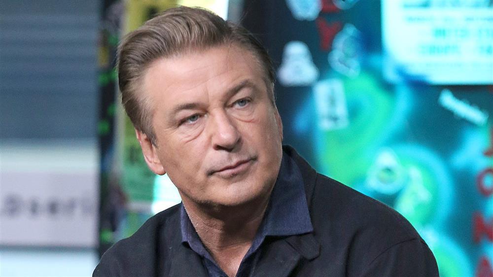 Hy hữu: Sao Hollywood Alec Baldwin bắn chết đạo diễn trên phim trường-1