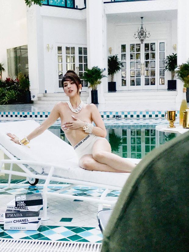 Ngọc Trinh nghiện cởi trần, dùng tay che hờ điểm nhạy cảm-3