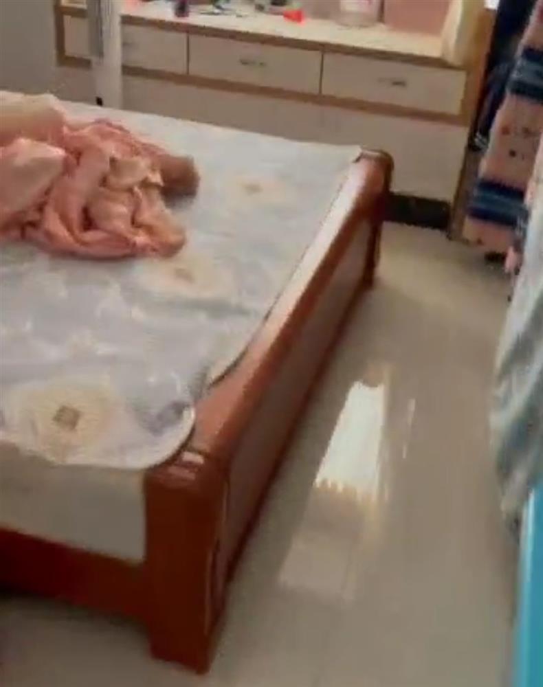 Chồng tóm sống trai lạ trốn trong tủ, vợ bảo chỉ là thợ sửa nước-1