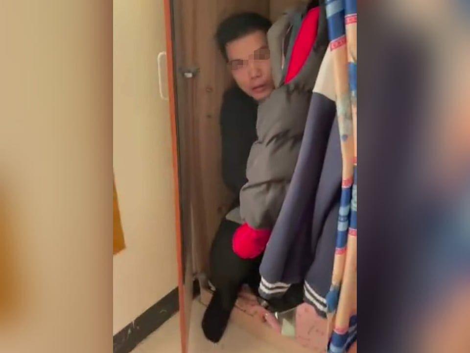 Chồng tóm sống trai lạ trốn trong tủ, vợ bảo chỉ là thợ sửa nước-2