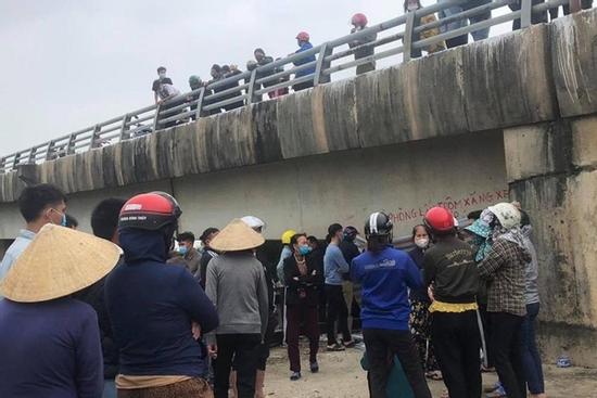 Để lại đồ đạc cá nhân, thanh niên gieo mình xuống sông tự vẫn