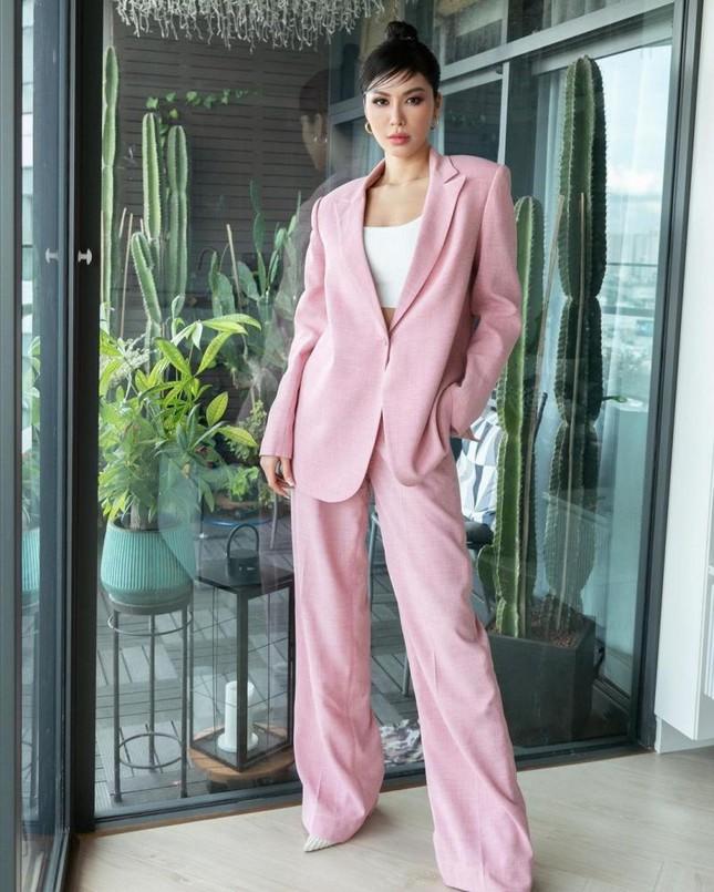 Mai Phương Thúy diện đầm xẻ hiểm - Đỗ Thị Hà mặc sắc trắng là lên ngôi-7