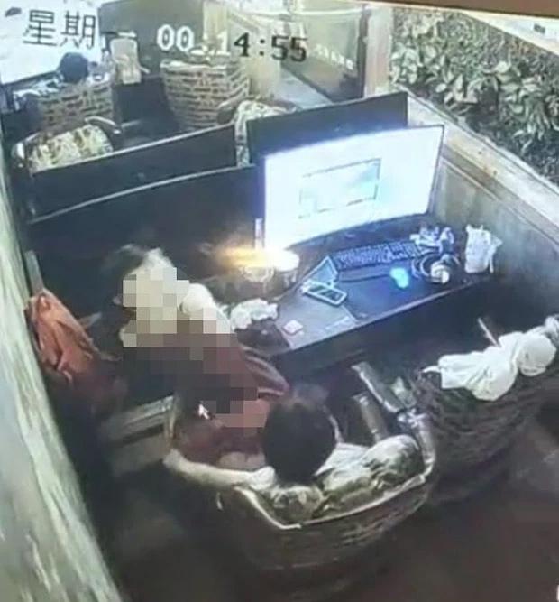 Lan truyền loạt clip cặp sinh viên mây mưa ở quán cà phê-2