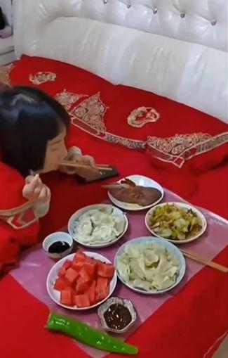 Chồng bất lực trước thói quen của vợ, thà không có còn hơn-2