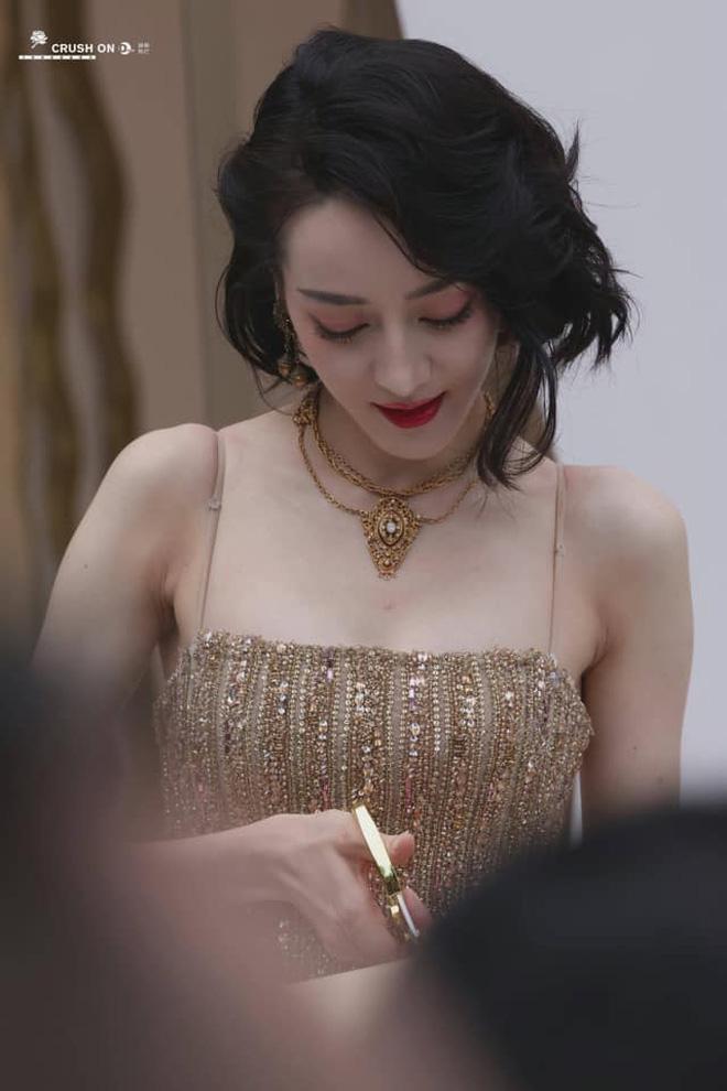 Địch Lệ Nhiệt Ba bớt đẹp vì lưỡi kéo oan nghiệt của thợ cắt tóc-10