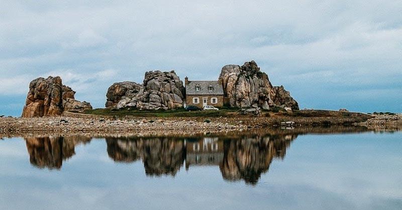 Ngôi nhà bị kẹp giữa 2 phiến đá khổng lồ, lý do ai cũng kinh ngạc-1