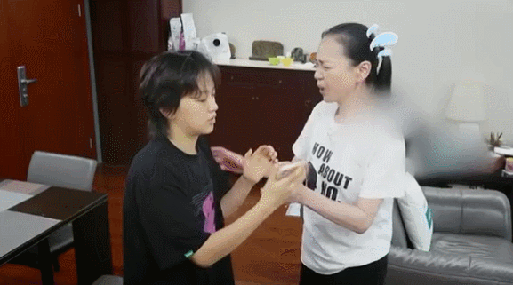 Nhịp sống đơn điệu không tưởng của Lưu Tuyết Hoa tuổi 62-2