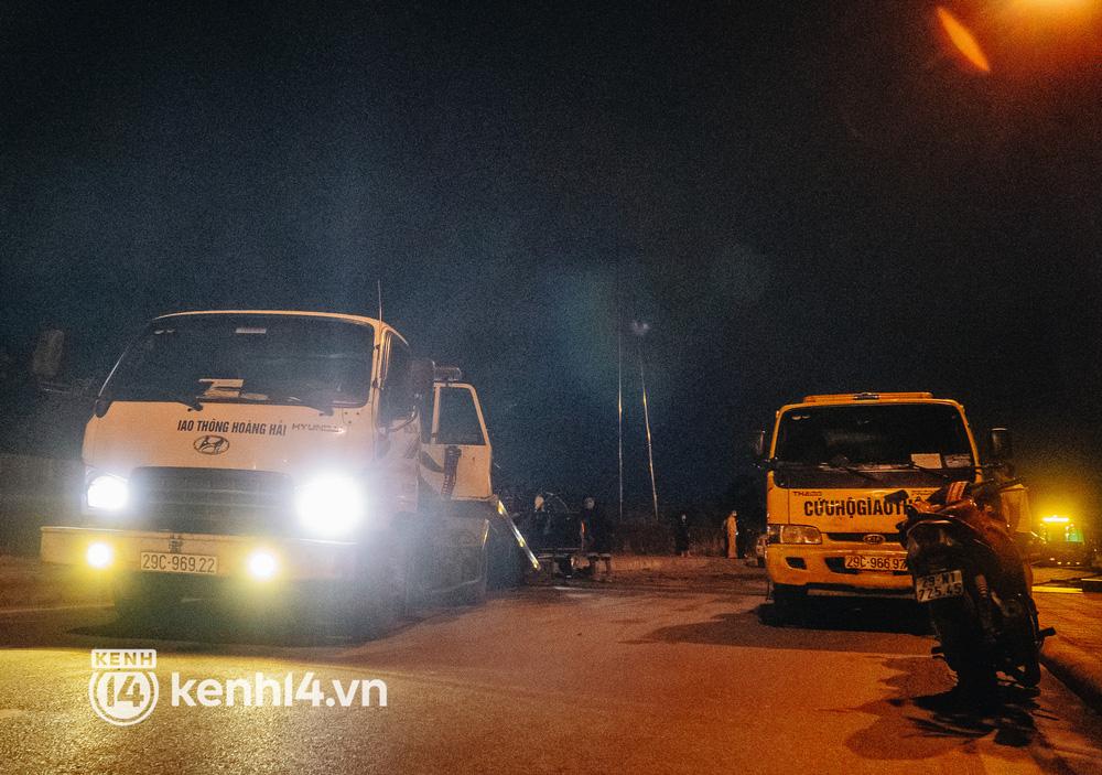 Hà Nội: 5 xe va chạm liên hoàn, nạn nhân văng từ mặt đường xuống đê-1