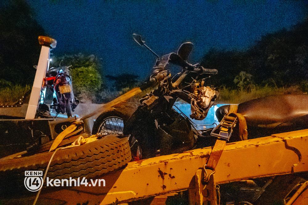 Hà Nội: 5 xe va chạm liên hoàn, nạn nhân văng từ mặt đường xuống đê-5